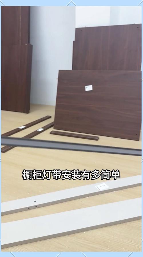 厨房吊柜下免布线感应灯安装示意图