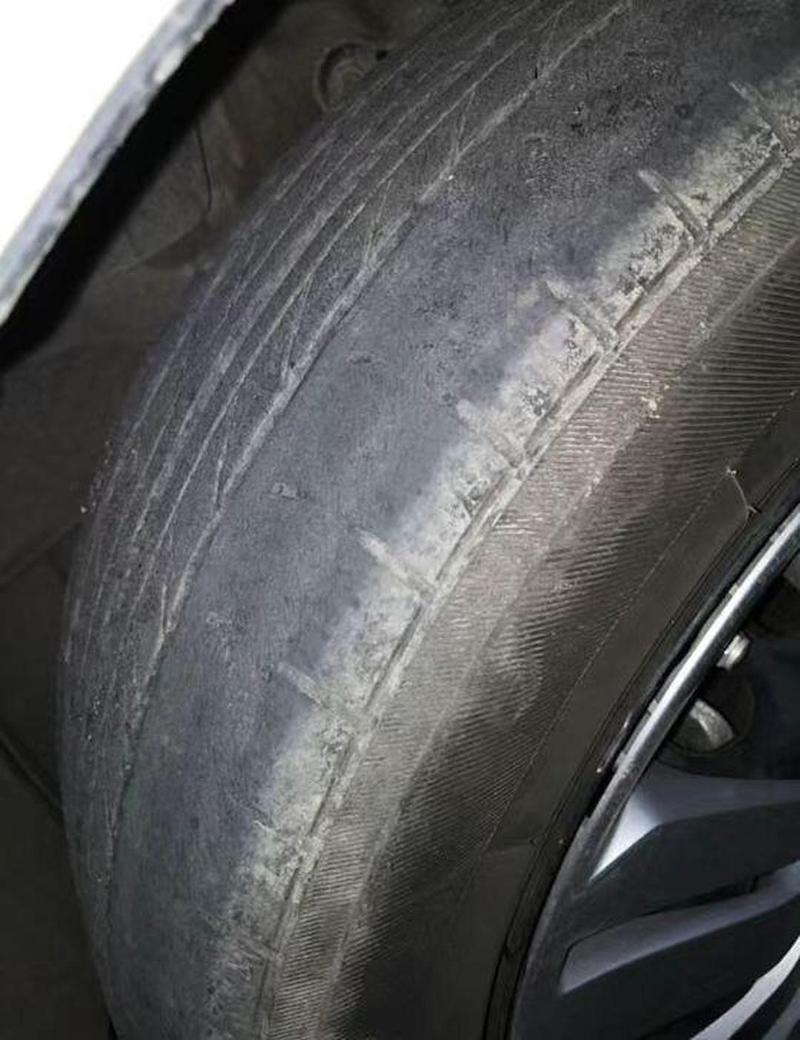 汽车轮胎内侧偏磨磨损实拍