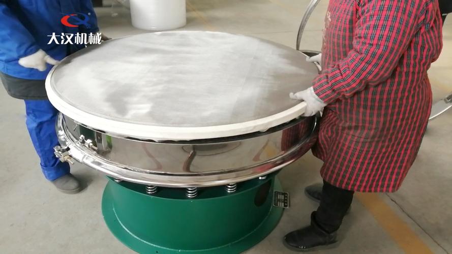 工业旋转筛更换聚氨酯筛板作业图