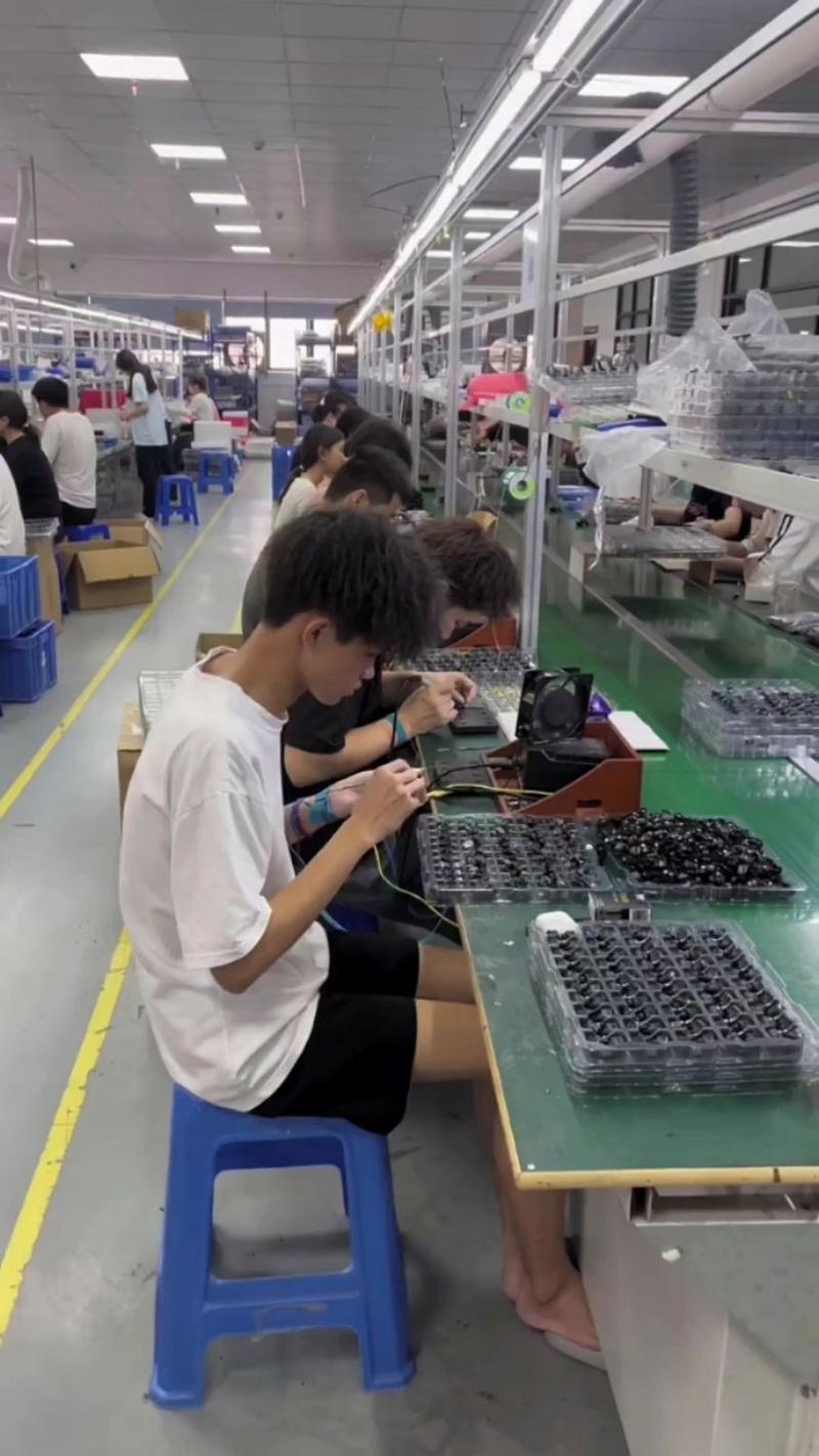 珠三角电子厂拥挤生产车间场景图