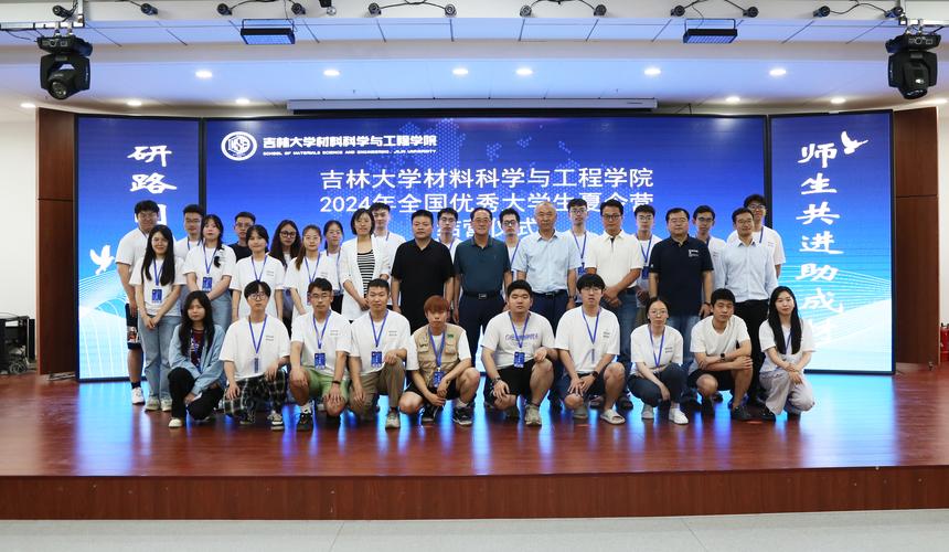 推免夏令营集体面试场景，教授们正翻看申请人材料