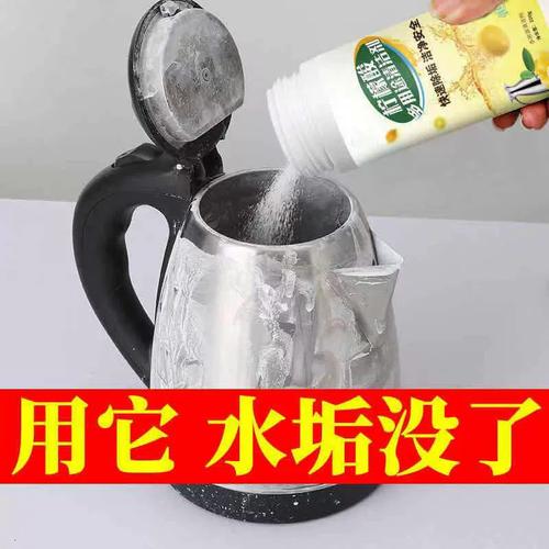 泡了柠檬片正在除垢的透明玻璃电热水壶