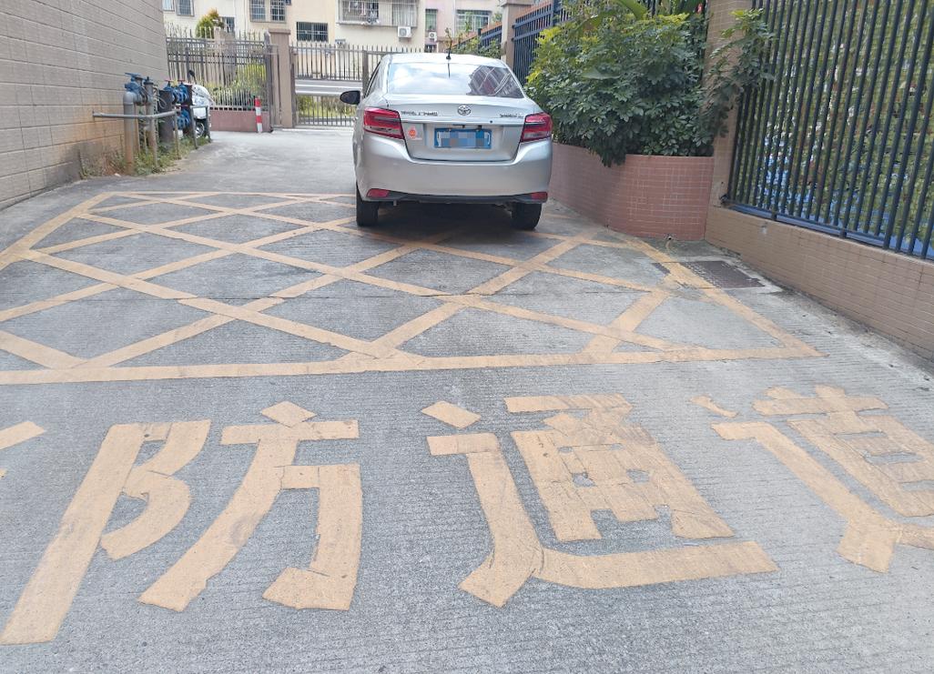 小区私家车占用堵塞消防通道实景图