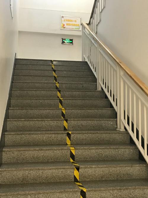 小学楼道地面上下楼梯靠右提示标线
