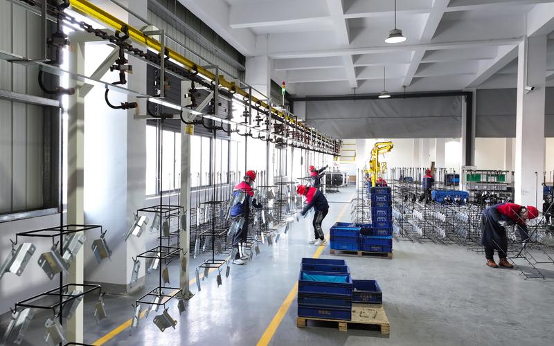 汽车零部件厂区员工拥抱角实景图