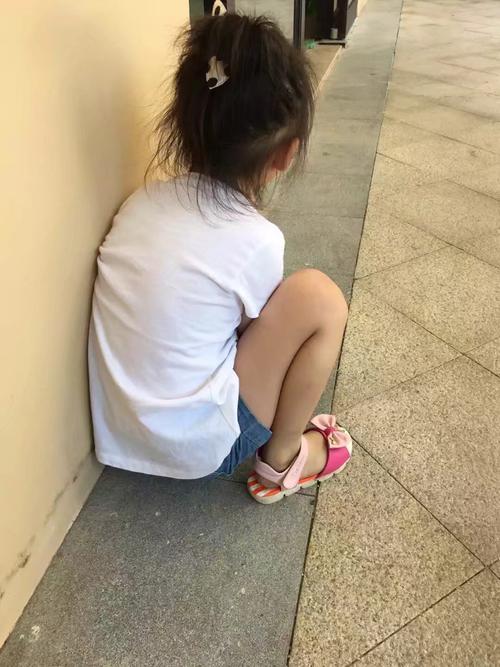 小学走廊靠墙蹲着哭的小学女生