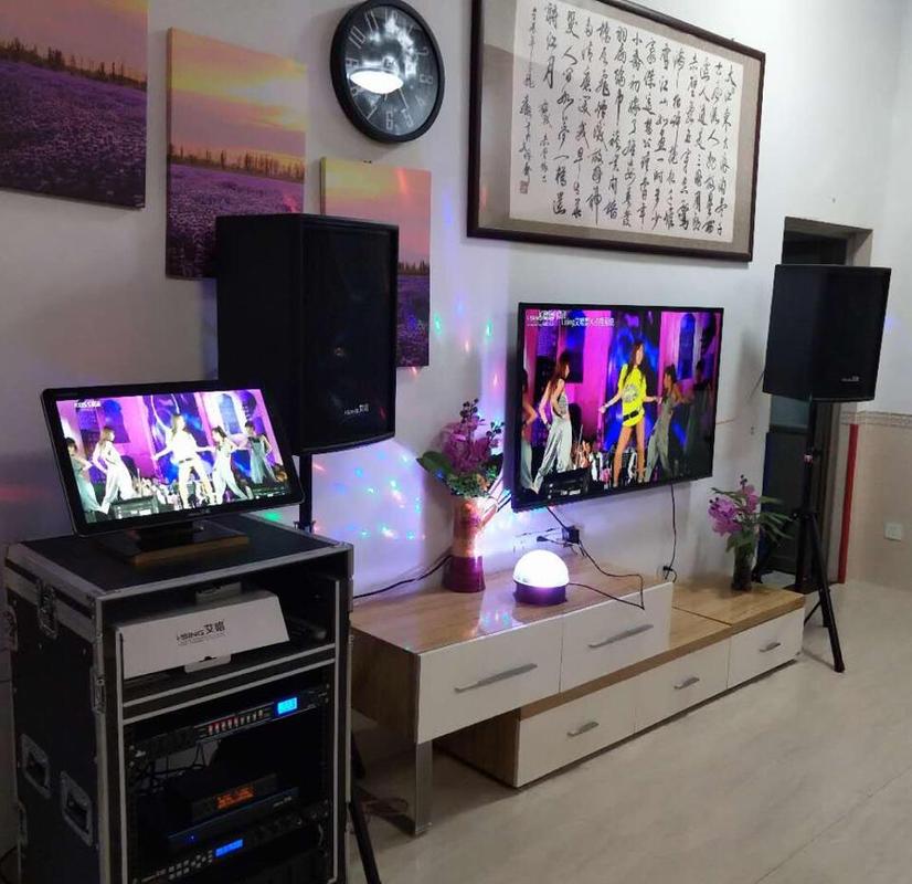 家庭播客录制设备布置场景妈妈欢笑