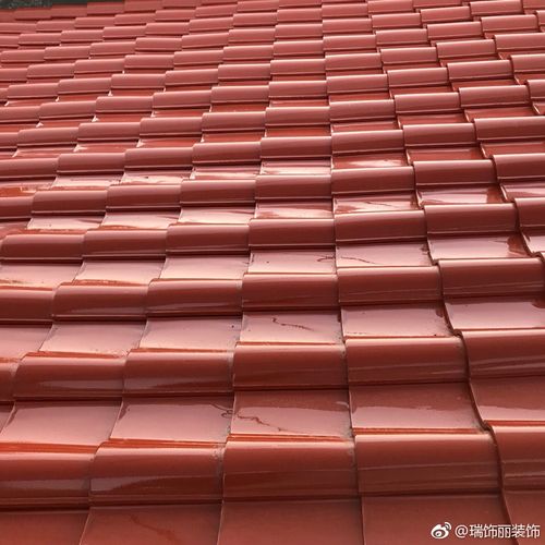 现代住宅屋顶红色水泥瓦铺设施工现场