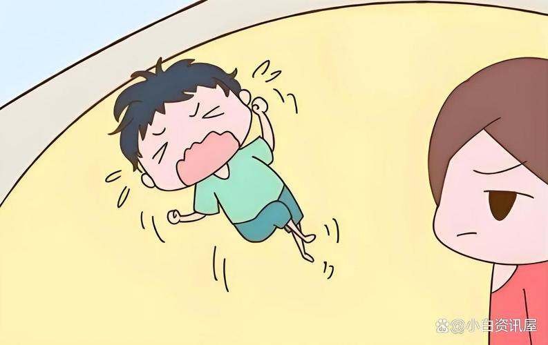 两岁幼儿坐在地上撒泼打滚拒绝穿外套的实拍图