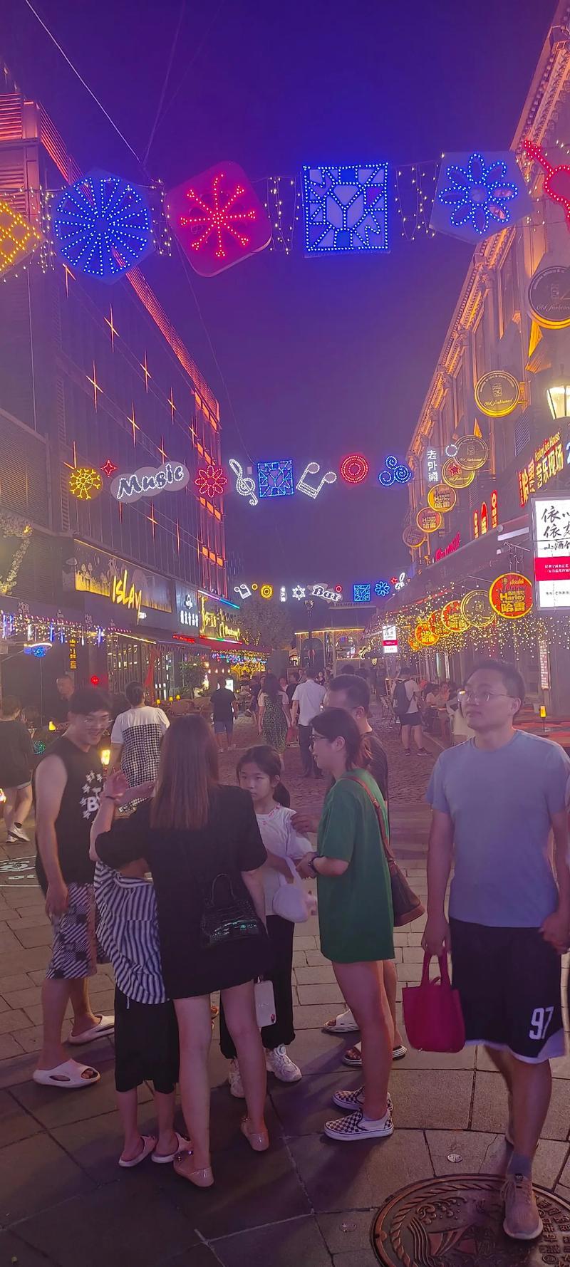 4. 外滩酒吧街：微醺的节奏