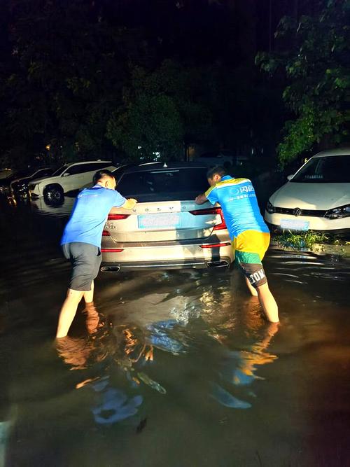 暴雨后被淹车辆车损险理赔现场