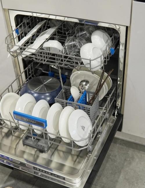 塞满脏碗的家用嵌入式洗碗机