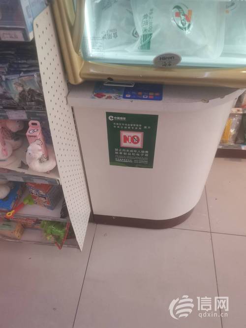 便利店收银台前未成年人试图购买香烟被拒绝