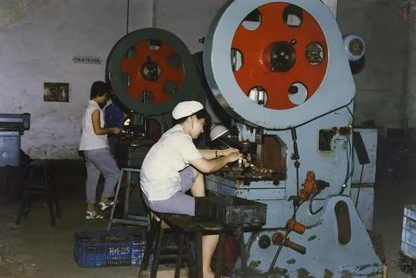 上世纪铁皮火车玩具车间冲压模具老照片