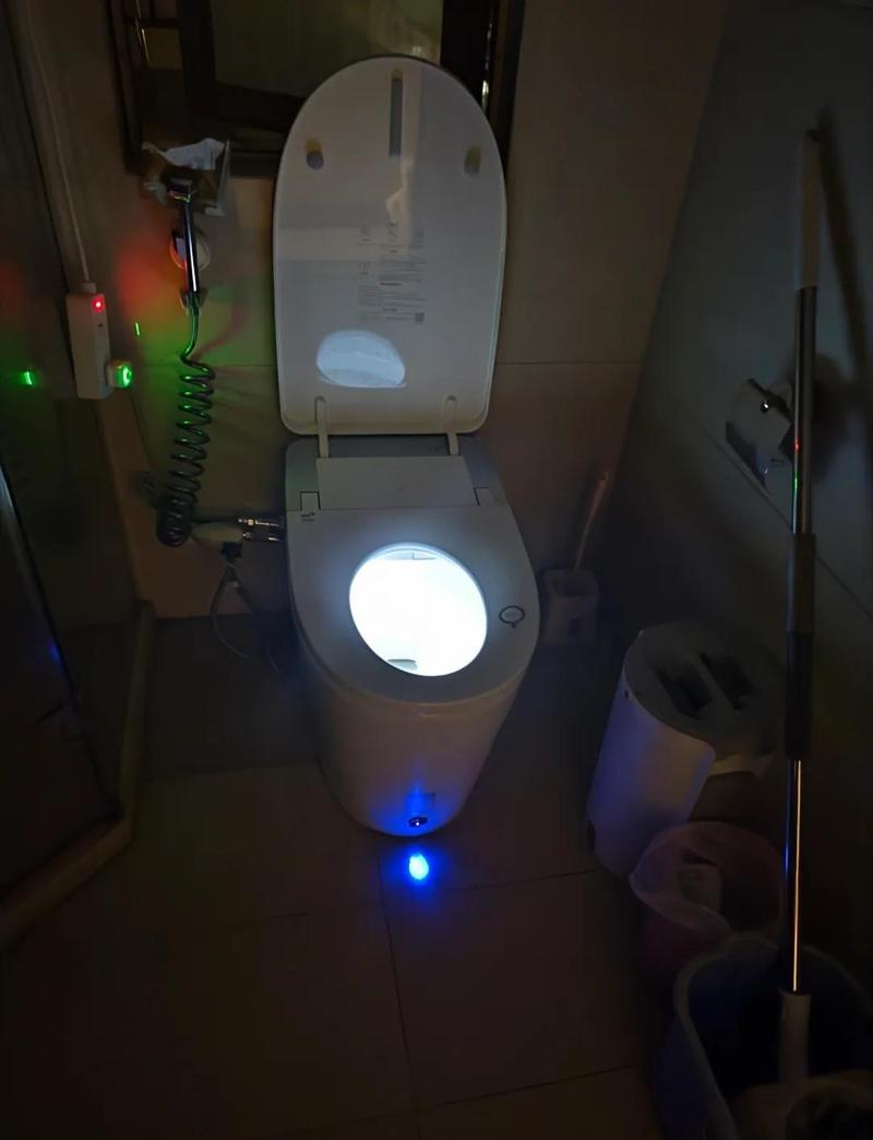 卫生间马桶侧边感应夜灯安装实景图