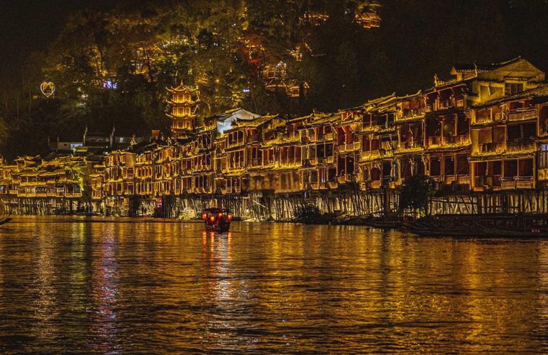 湖南凤凰古城江边吊脚楼夜景
