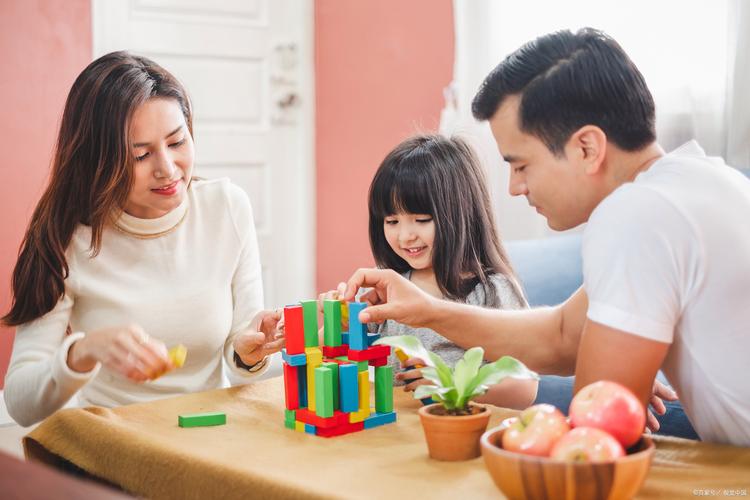 家族聚会小孩和同辈亲戚一起玩积木场景