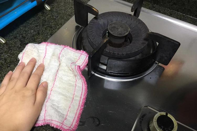 煮完面顺手用厨房纸擦拭灶台的日常场景