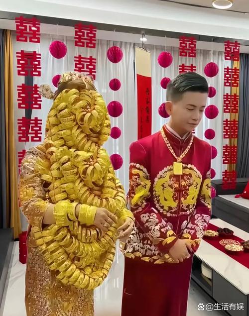 婚礼上女方佩戴的祖传金镯子特写