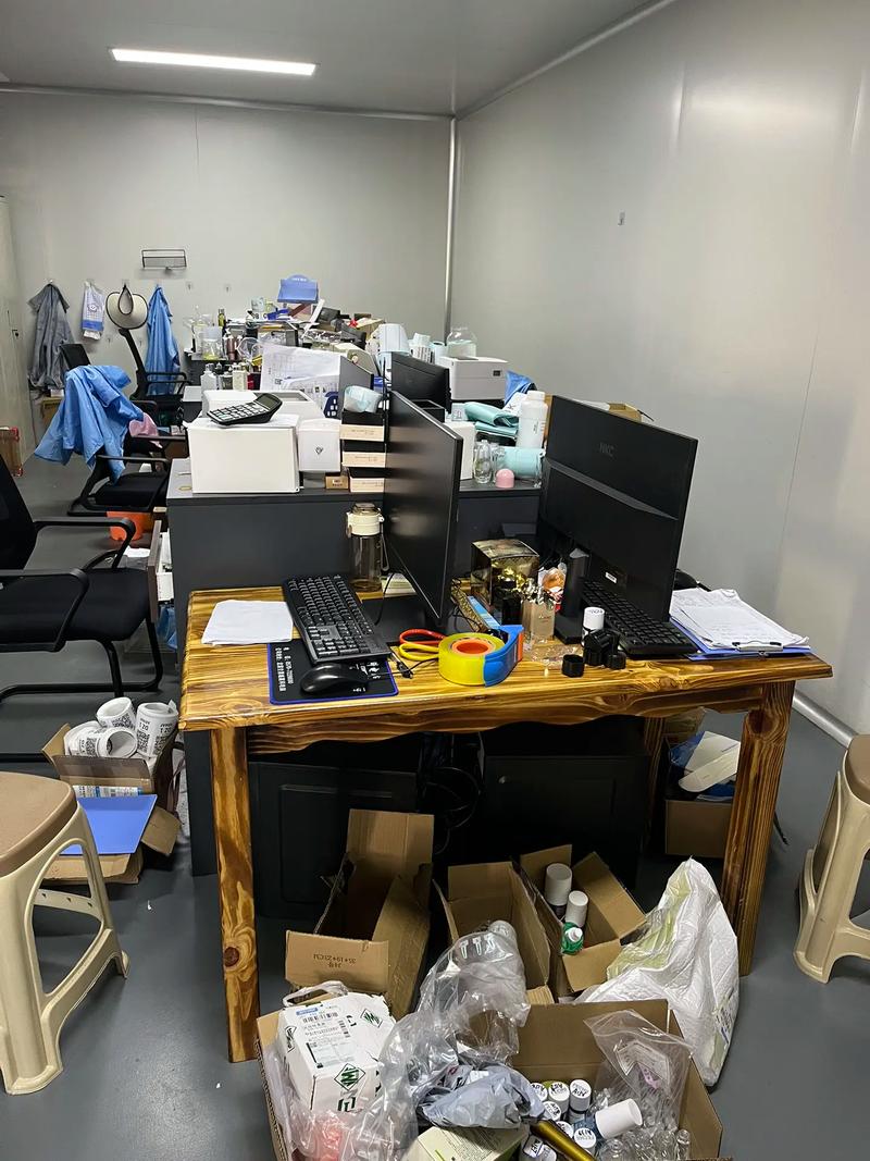 数字经济底层数据清洗工作场景的杂乱办公室
