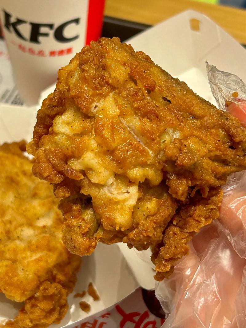 肯德基吮指原味鸡掰开多汁鸡肉