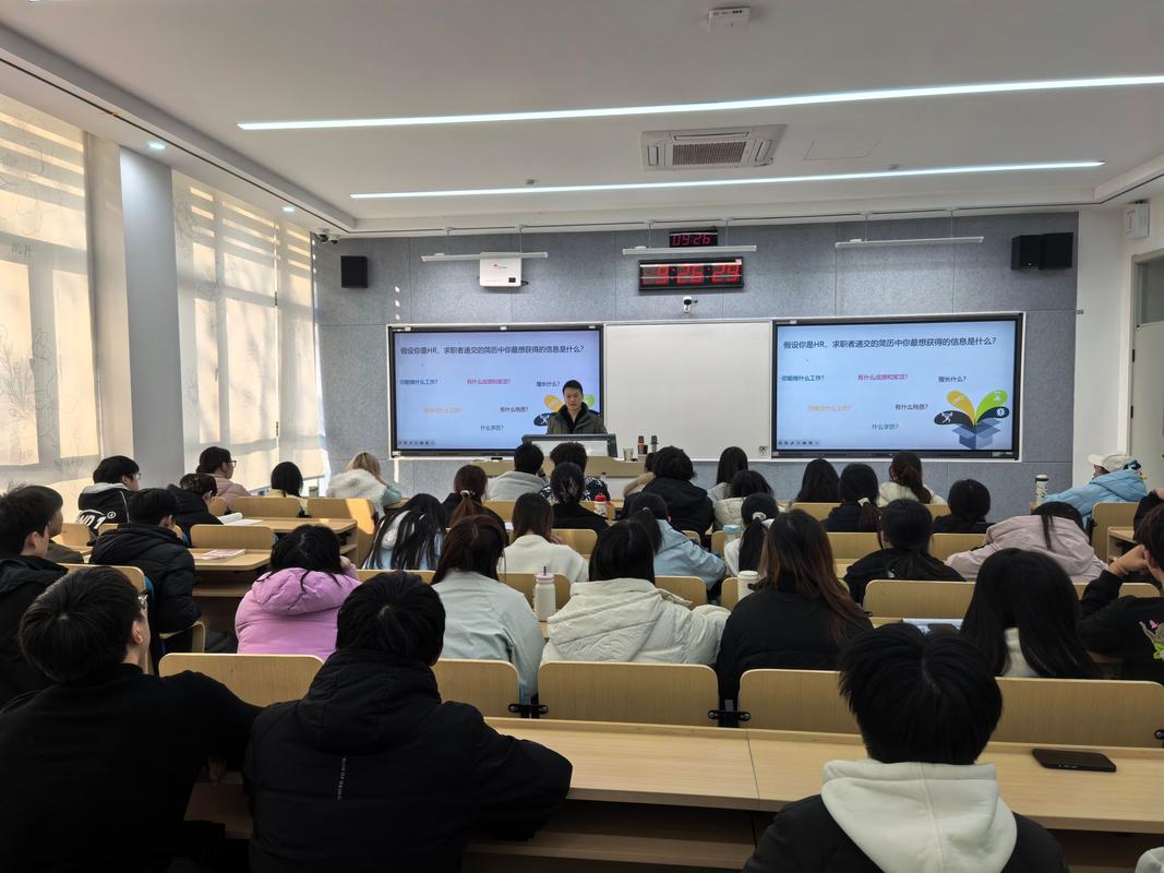 大学空荡荡的就业指导课教室