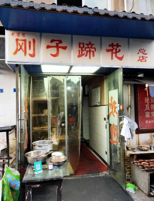 老食客在苍蝇馆子大快朵颐的特写抓拍