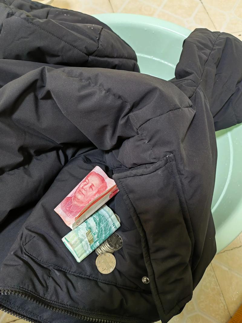 一个人惊喜地从旧衣服口袋掏出钞票的特写