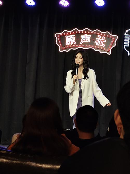 脱口秀演员表情和肢体语言特写