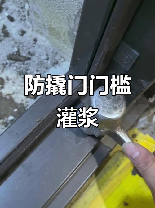 防盗门安装现场门框灌浆操作示意图