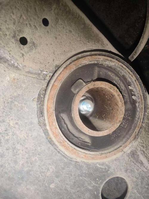 汽修厂拆下的老化开裂下摆臂胶套
