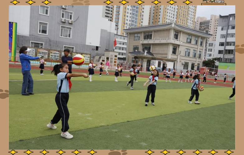 小学体育课学生集体颠球训练场景