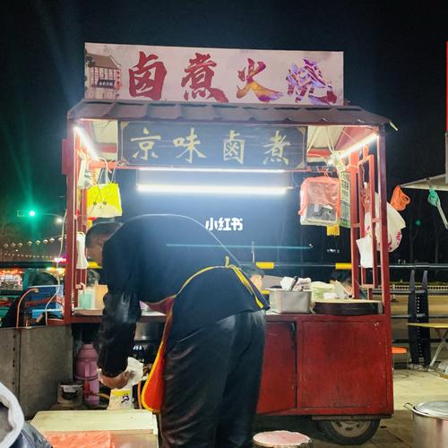 德州学院小吃街巷口老两口羊肉煎包出锅掀盖瞬间