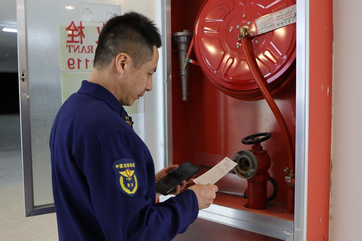 消防工程师检查商场消防设施工作照