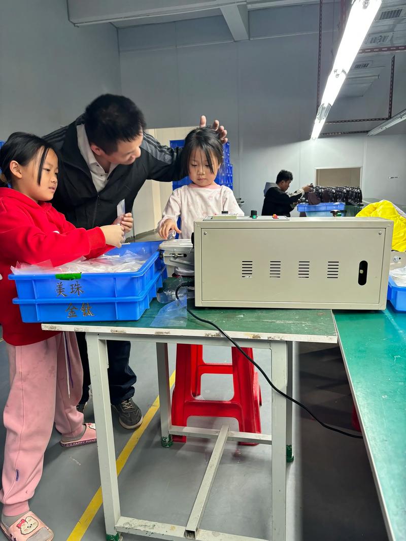 工业父母带孩子在车间体验操作工具场景图