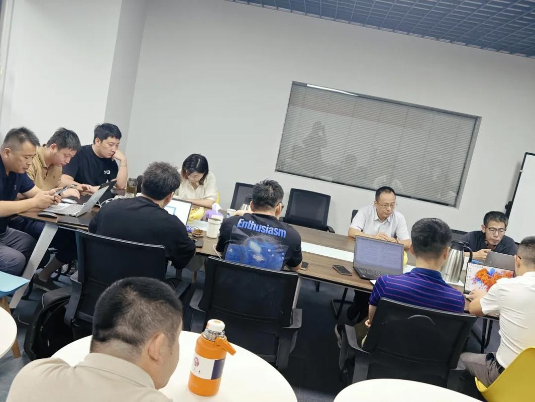 销售团队围坐开月度复盘会的实拍图