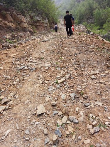 南漳简家洞寨徒步山间碎石路实景
