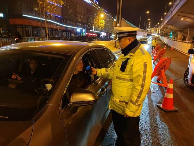 路边交警拦车查酒驾酒精测试仪操作场景