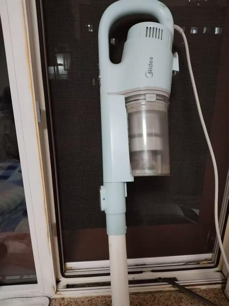吸尘器扁吸头紧贴纱窗内侧吸灰的居家实拍