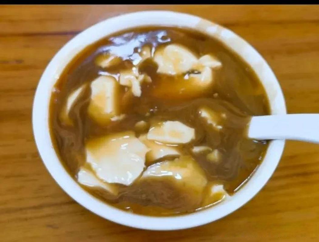 平原老豆腐摊黑砂锅里温着的勾过芡的肉卤