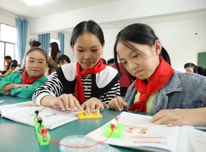 小学融合教育课堂同伴互助场景