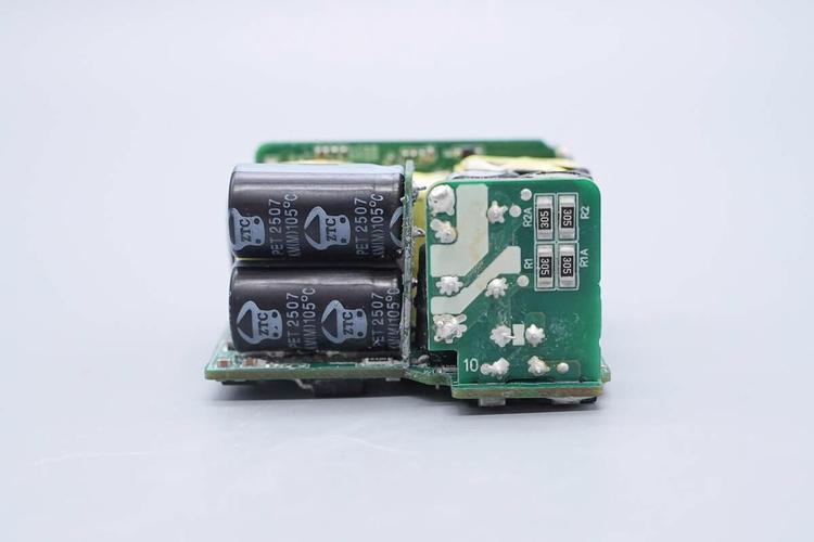 拆解后氮化镓快充半导体芯片