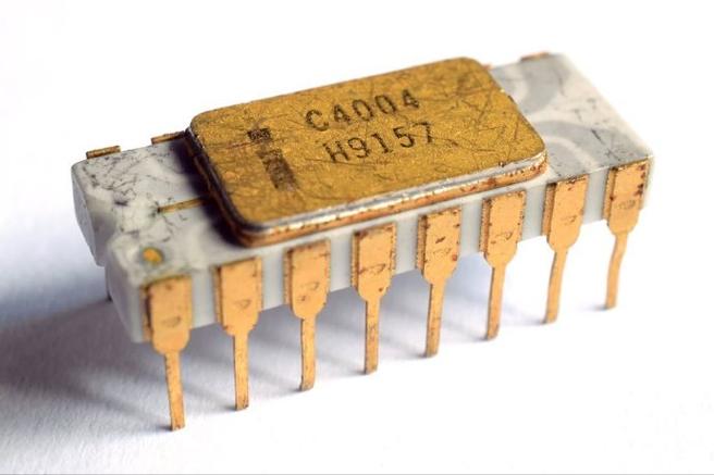 1971年第一颗商用微处理器实物图