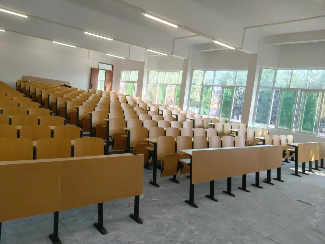 高校研究生扩招后拥挤的阶梯教室