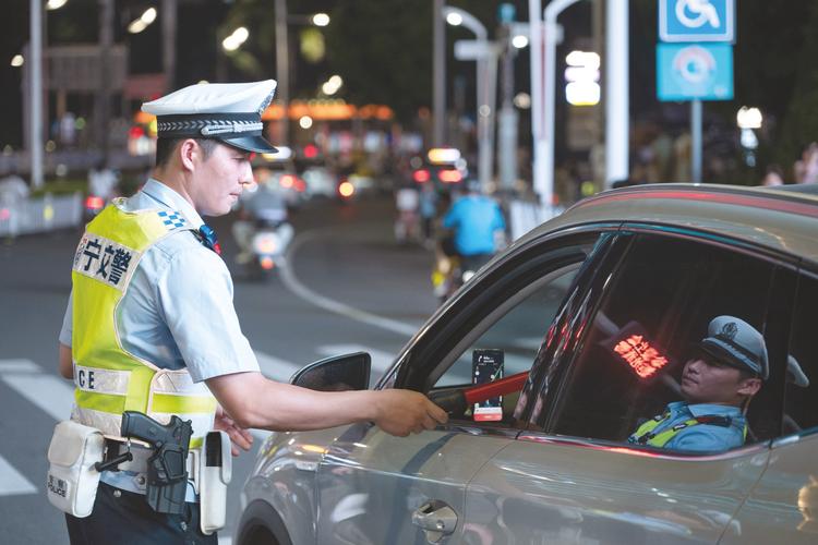 交警路查酒驾酒精测试仪现场