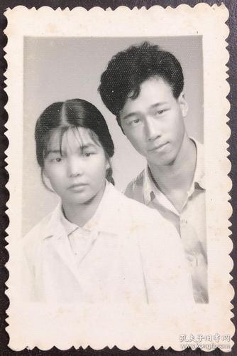 老夫妻珍藏的黑白结婚照 泛黄相纸