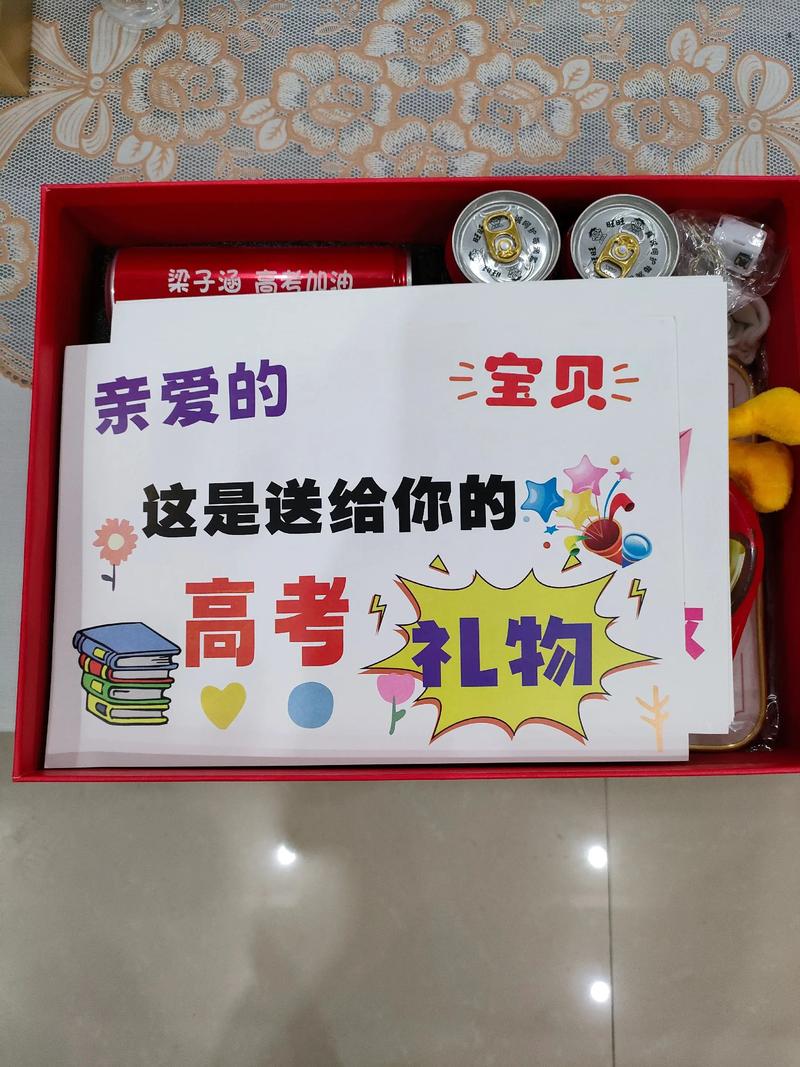 家长手写鼓励卡片放在孩子成功庆祝礼盒中特写