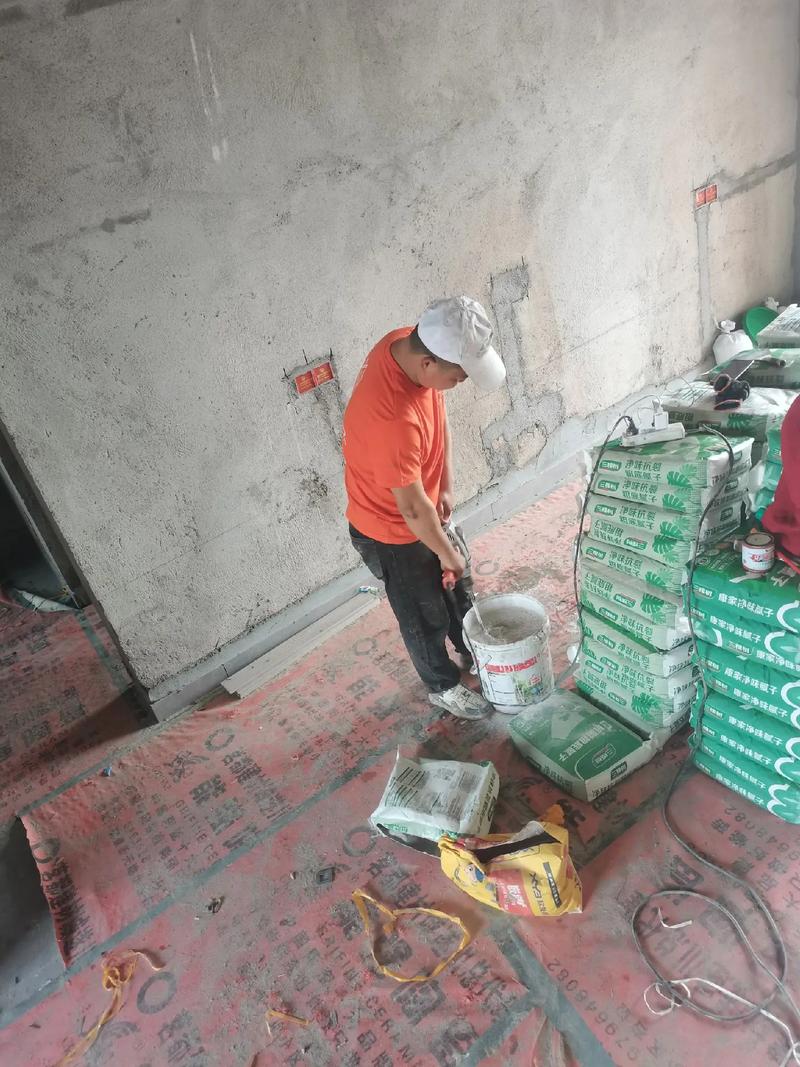 装修师傅批刮糯米胶施工场景特写