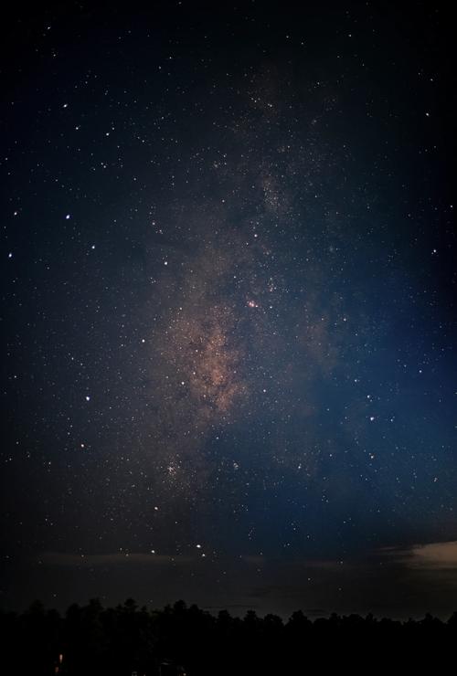 城市与乡村夜空银河对比照