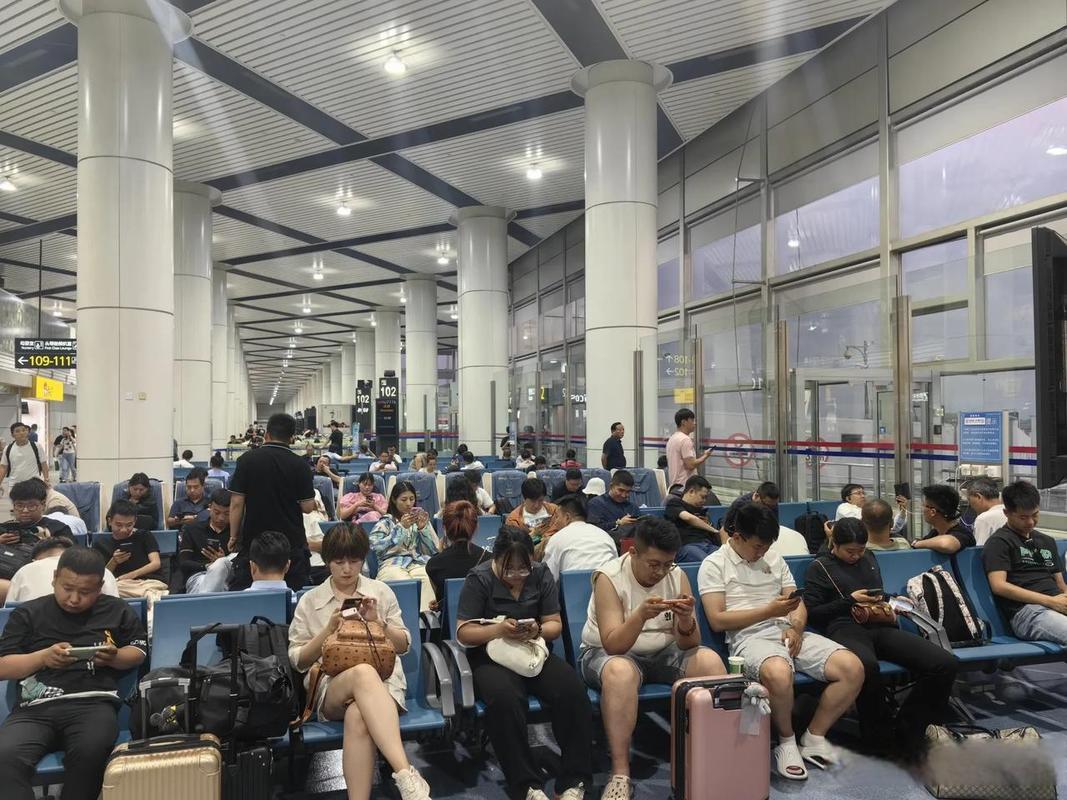 机场候机厅久坐人群场景图